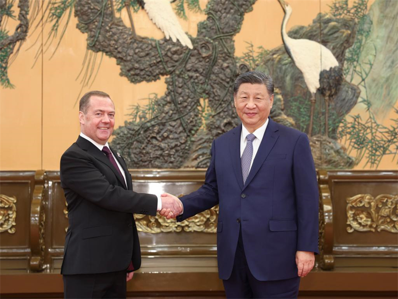 Xi Jinping rencontre le président du parti Russie unie Dmitri Medvedev