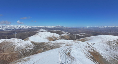 Au Xizang, le parc éolien le plus haut du monde stimule le développement de l'énergie propre