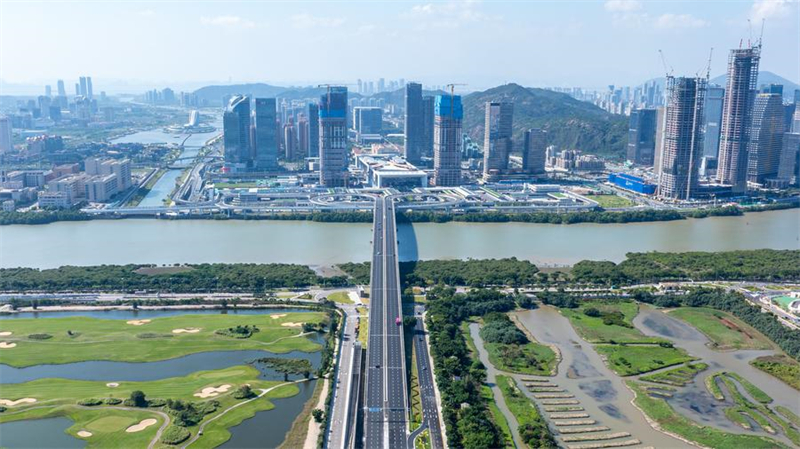 Photo aérienne prise le 4 décembre 2024 du pont Fleur de Lotus reliant Macao et l'île de Hengqin de la ville de Zhuhai, dans la province chinoise du Guangdong (sud). (Photo : Xinhua/Cheong Kam Ka)