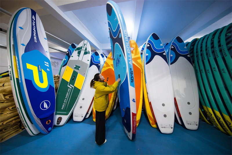 Jiangsu : les planches de surf fabriquées à Sihong prêtes à « prendre la mer » à l'étranger