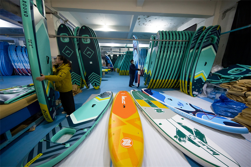 Jiangsu : les planches de surf fabriquées à Sihong prêtes à « prendre la mer » à l'étranger