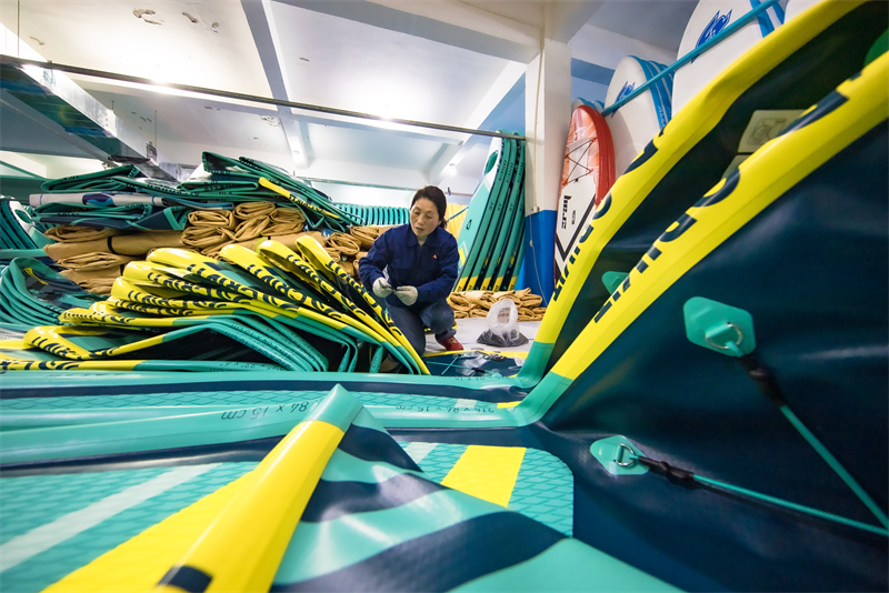 Jiangsu : les planches de surf fabriquées à Sihong prêtes à « prendre la mer » à l'étranger