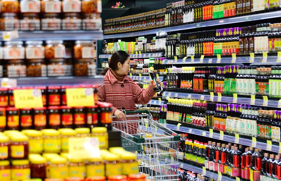 Une femme fait des courses dans un supermarché à Wuxi, dans la province chinoise du Jiangsu (est), le 9 décembre 2024. (Photo : Huan Yueliang)