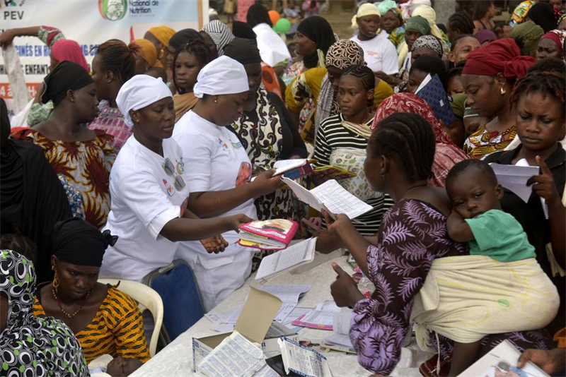 Côte d'Ivoire : vaccination d'enfants à Abidjan