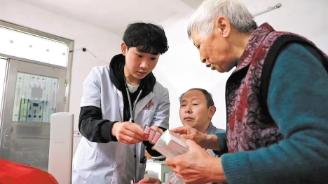 Jiangxi : un jeune médecin de village dédié aux communautés rurales