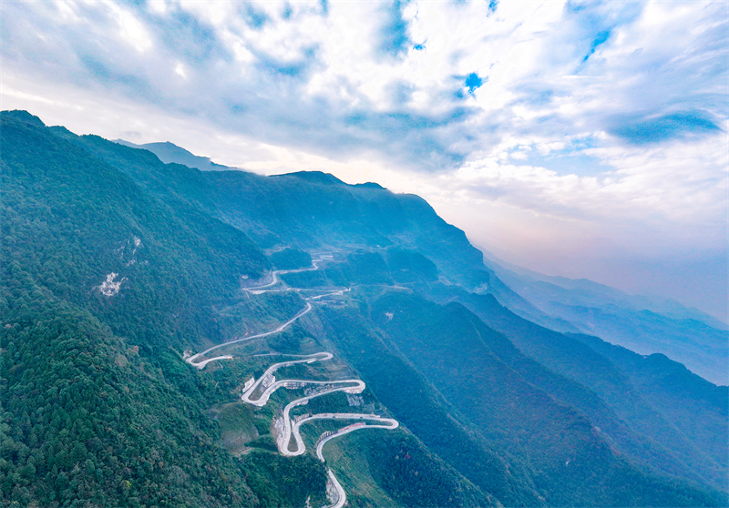 Sichuan : une route vers la prospérité construite sur une falaise abrupte à Huaying