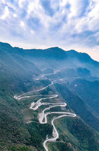 Sichuan : une route vers la prospérité construite sur une falaise abrupte à Huaying