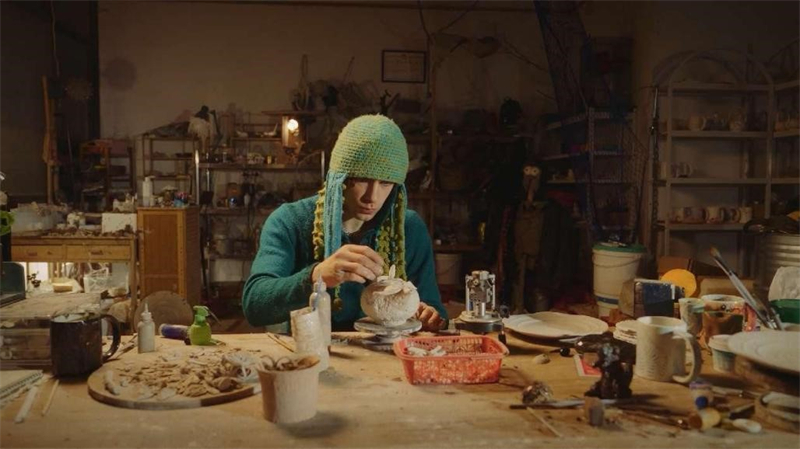 Allan Denis Naymark, originaire des États-Unis, crée des œuvres en céramique dans son atelier à Jingdezhen, dans la province du Jiangxi (est de la Chine). (Photo / Le Quotidien du Peuple)