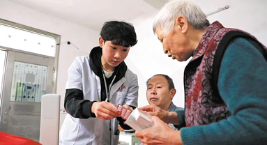 Jiangxi : un jeune médecin de village dédié aux communautés rurales