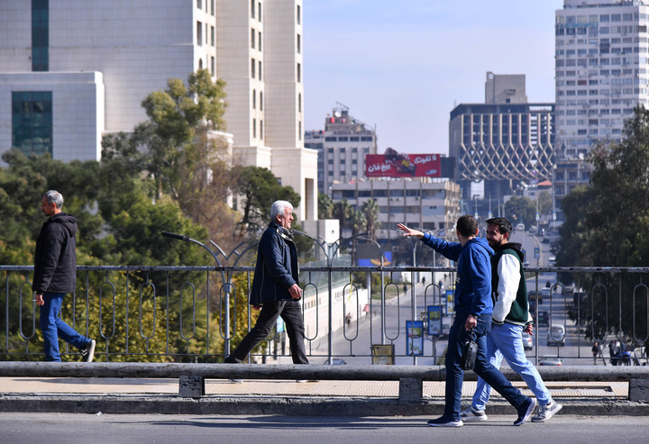 Des personnes marchent dans la rue à Damas, en Syrie, le 10 décembre 2024. (Xinhua/Ammar Safarjalani)