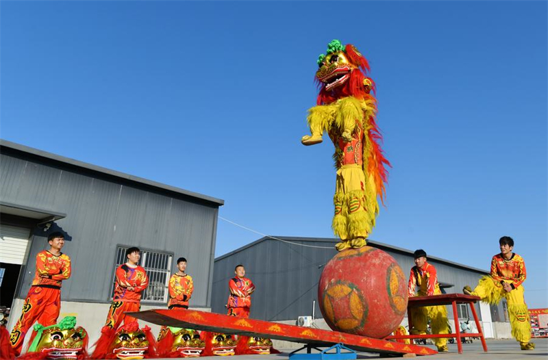 Hebei : l'art traditionnel de la danse du lion de Cangxian perpétué grâce à un soutien local