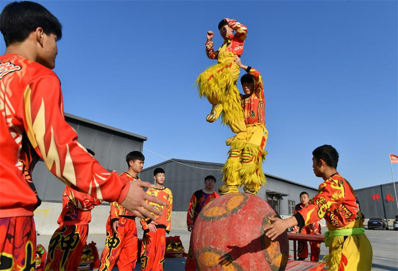 Hebei : l'art traditionnel de la danse du lion de Cangxian perpétué grâce à un soutien local