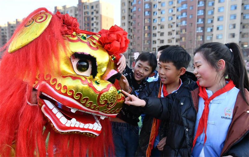 Hebei : l'art traditionnel de la danse du lion de Cangxian perpétué grâce à un soutien local