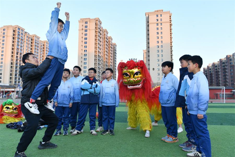 Hebei : l'art traditionnel de la danse du lion de Cangxian perpétué grâce à un soutien local