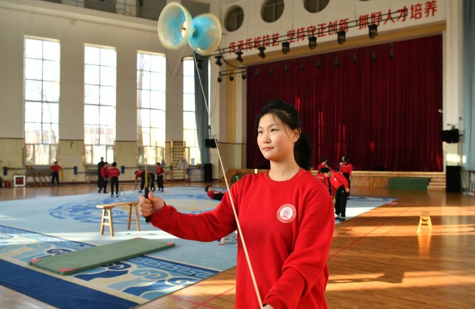 Hebei : les acrobaties traditionnelles de Wuqiao