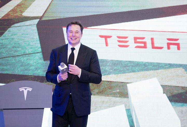 Elon Musk participe à la cérémonie de livraison du modèle 3 fabriqué en Chine par Tesla à Shanghai, en Chine, le 7 janvier 2020. (Xinhua/Ding Ting)