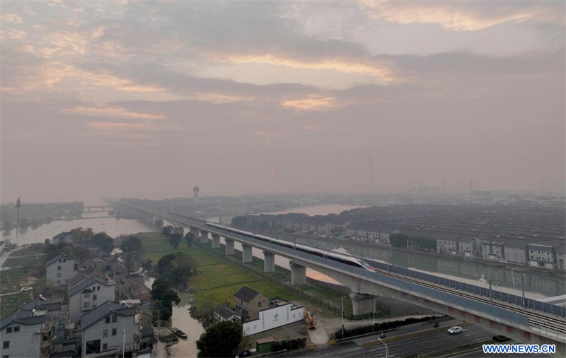 Une nouvelle ligne ferroviaire à grande vitesse renforce l'intégration des mégapoles de l'est de la Chine