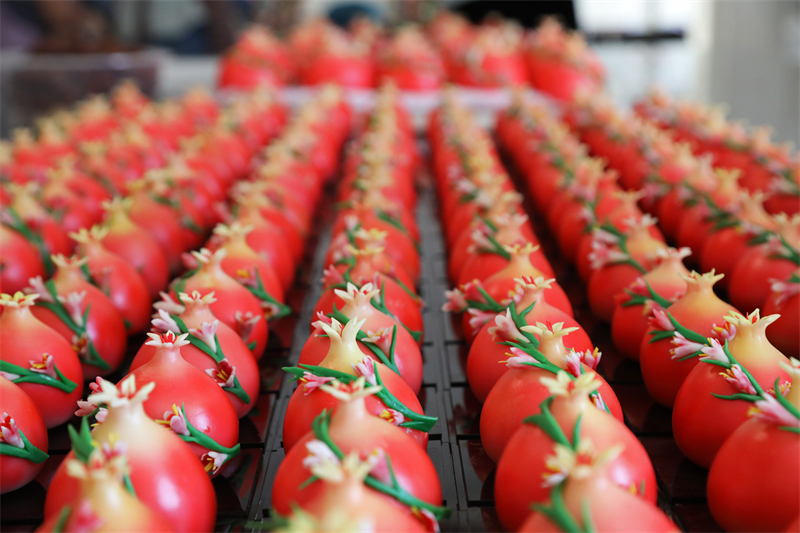 Shandong : la fabrication de petits pains festifs « Grenade Rouge » pour le Nouvel An à Zaozhuang