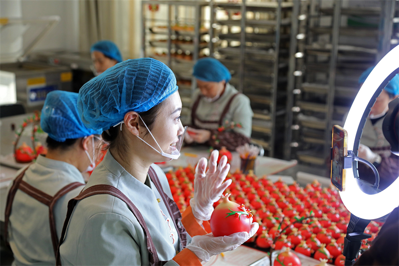 Shandong : la fabrication de petits pains festifs « Grenade Rouge » pour le Nouvel An à Zaozhuang