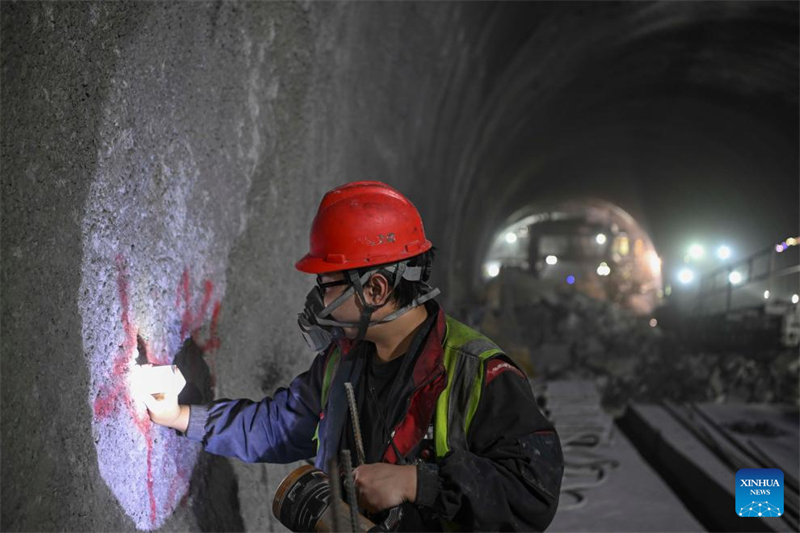 Xinjiang : le plus long tunnel autoroutier du monde bientôt percé