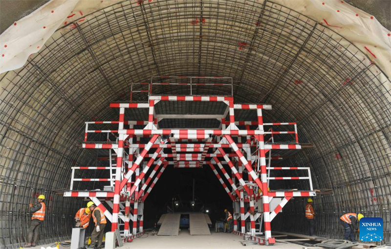 Xinjiang : le plus long tunnel autoroutier du monde bientôt percé