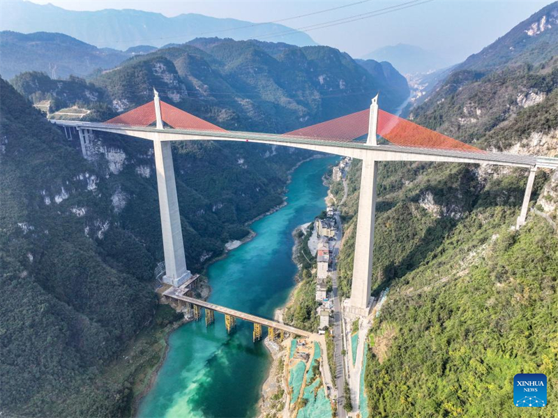 Photo aérienne prise par drone le 1er janvier 2025 montrant le pont super majeur de Shuangbu de la deuxième autoroute reliant la municipalité de Chongqing (sud-ouest de la Chine) et la province du Hunan (centre de la Chine). (Photo / Xinhua)