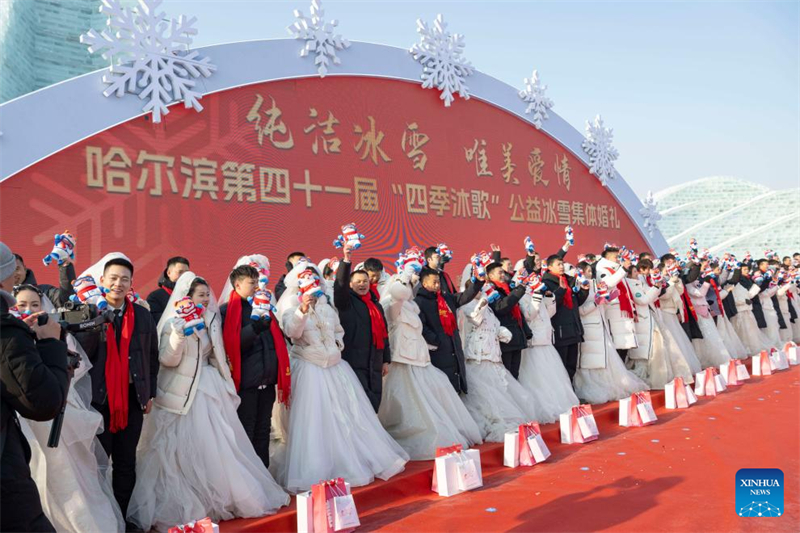 Heilongjiang : un mariage de groupe gratuit organisé au Monde de Glace et de Neige de Harbin