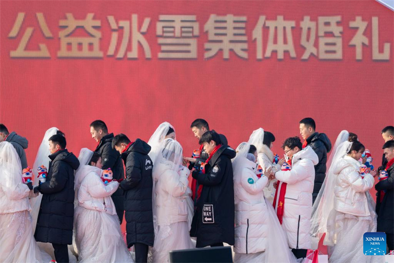 Heilongjiang : un mariage de groupe gratuit organisé au Monde de Glace et de Neige de Harbin