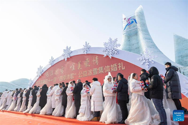 Heilongjiang : un mariage de groupe gratuit organisé au Monde de Glace et de Neige de Harbin