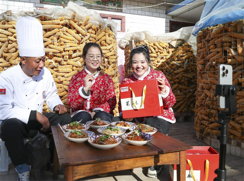 Gansu : à l'approche de la Fête du Printemps, les vloggers et diffuseurs en direct font la promotion des spécialités locales de Qingyang