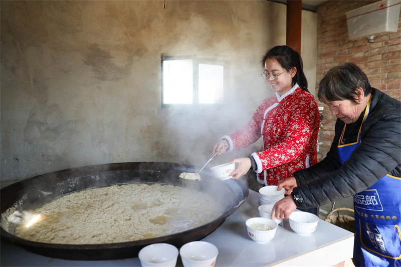 Gansu : à l'approche de la Fête du Printemps, les vloggers et diffuseurs en direct font la promotion des spécialités locales de Qingyang