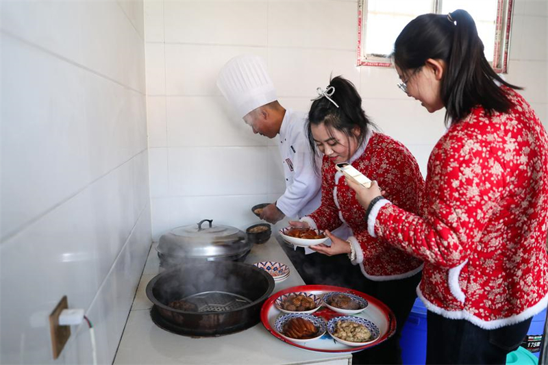 Gansu : à l'approche de la Fête du Printemps, les vloggers et diffuseurs en direct font la promotion des spécialités locales de Qingyang