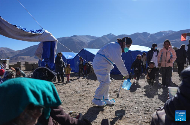 Xizang : les efforts de sauvetage et de secours se poursuivent après le tremblement de terre à Dingri