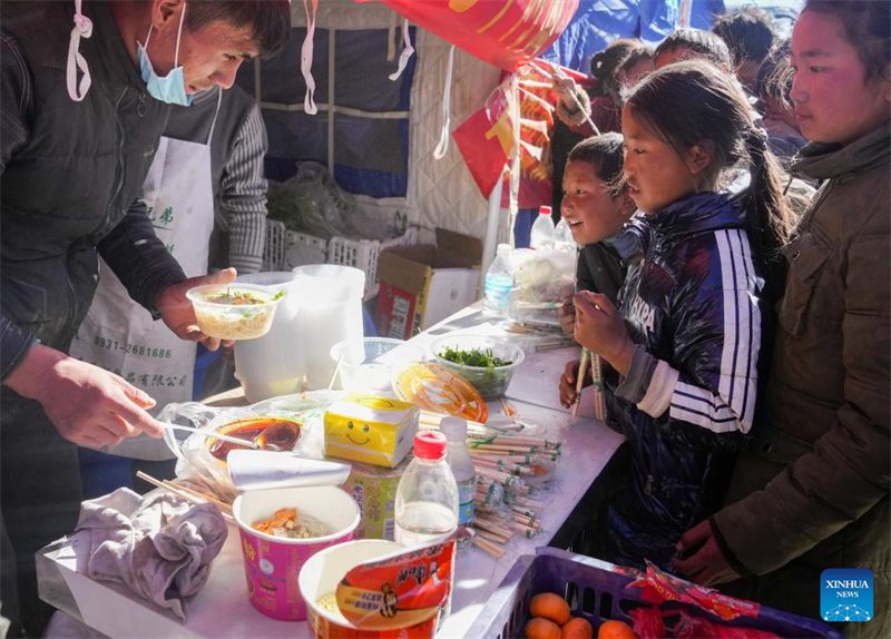 Xizang : les efforts de sauvetage et de secours se poursuivent après le tremblement de terre à Dingri