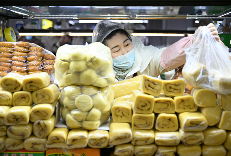 Shaanxi : les marchés de Yan'an préparent un approvisionnement suffisant pour la Fête du Printemps