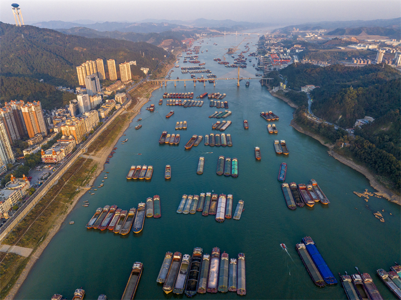 Guangxi : le trafic de navires sur la rivière Xijiang à Wuzhou bat son plein