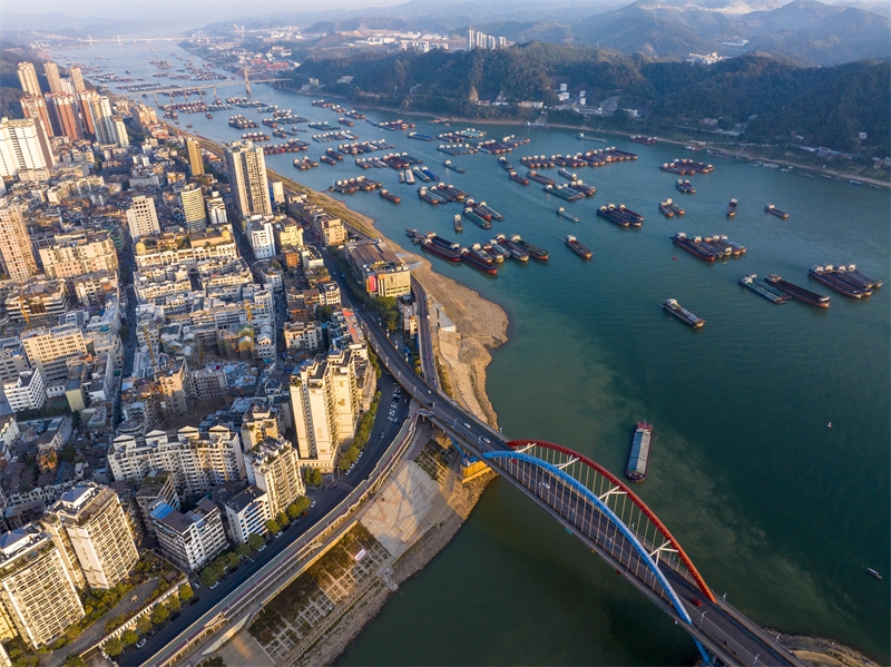 Guangxi : le trafic de navires sur la rivière Xijiang à Wuzhou bat son plein