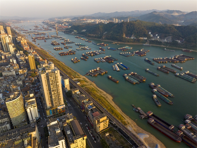 Guangxi : le trafic de navires sur la rivière Xijiang à Wuzhou bat son plein