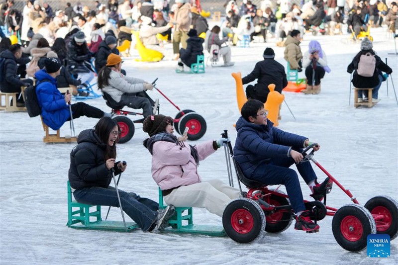 En photos : les Pékinois s'amusent sur la patinoire du Parc Tuanjiehu