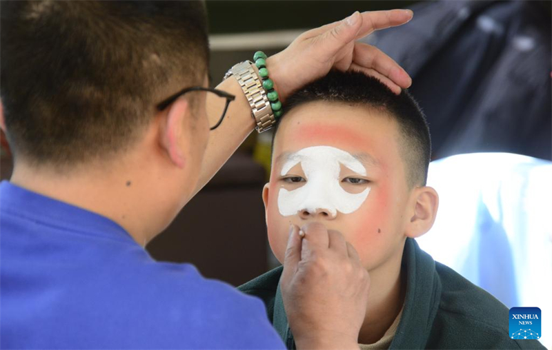 Un héritier du patrimoine culturel intangible fait perdurer la peinture de maquillage facial de l'opéra de Beijing