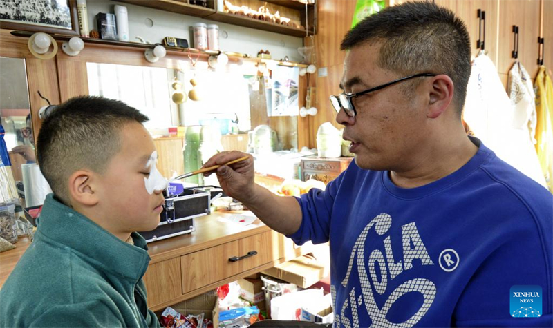 Un héritier du patrimoine culturel intangible fait perdurer la peinture de maquillage facial de l'opéra de Beijing