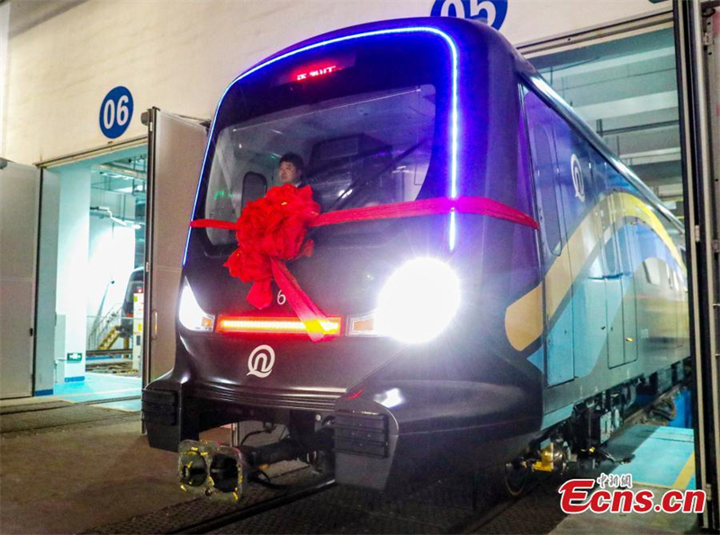 Un train de métro Cetrovo 1.0 quitte un emplacement de stationnement avant son exploitation à Qingdao, dans la province du Shandong (est de la Chine), le 10 janvier 2025. (Zhang Gangjin / China News Service)