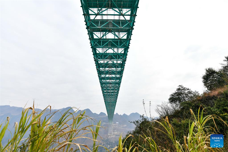 Photo montrant le pont sur le Grand canyon de Huajiang, dans la province du Guizhou (sud-ouest de la Chine), le 14 janvier 2025. (Yang Wenbin / Xinhua)