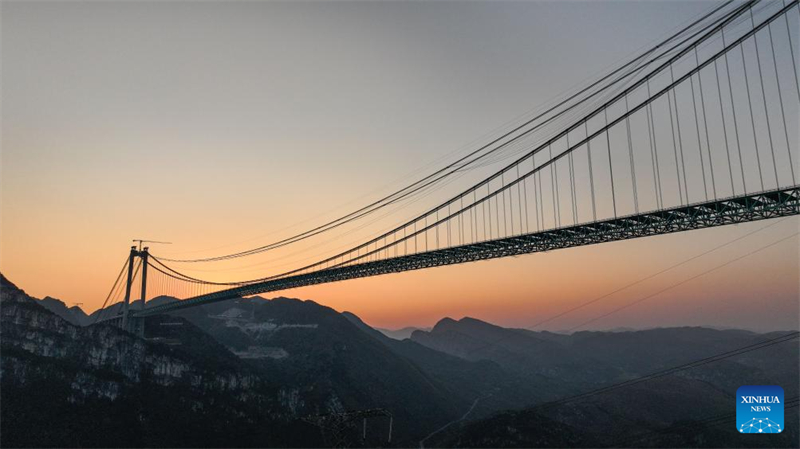 Guizhou : la fermeture du pont sur le Grand canyon de Huajiang bientôt terminée