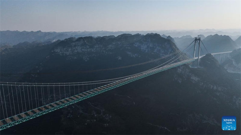 Guizhou : la fermeture du pont sur le Grand canyon de Huajiang bientôt terminée