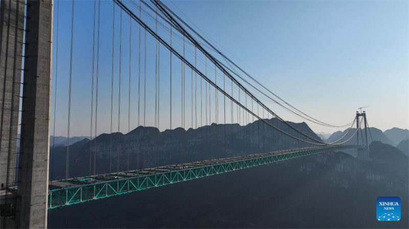 Guizhou : la fermeture du pont sur le Grand canyon de Huajiang bientôt terminée