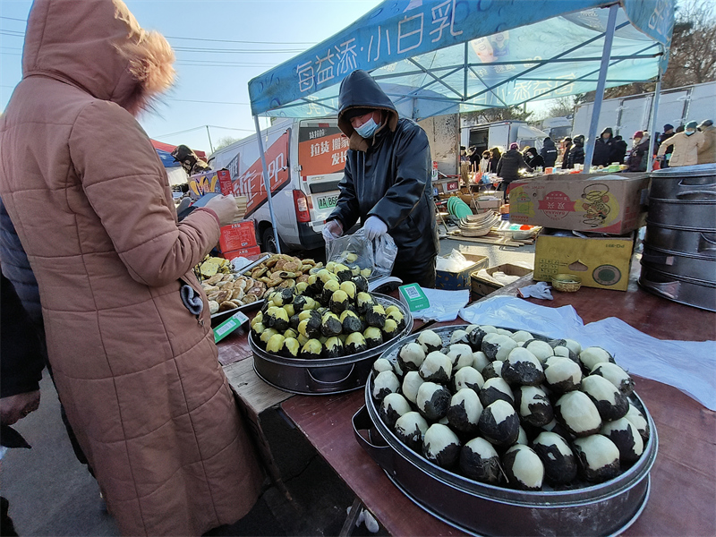 Liaoning : le grand marché Puhe de Shenyang déborde d'activité pour célébrer la fête du Printemps