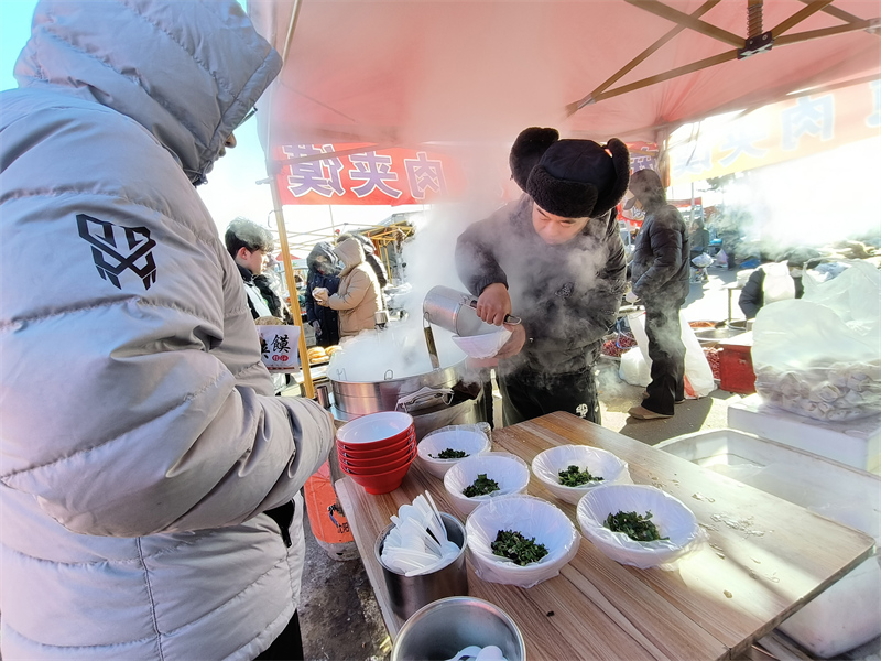 Liaoning : le grand marché Puhe de Shenyang déborde d'activité pour célébrer la fête du Printemps