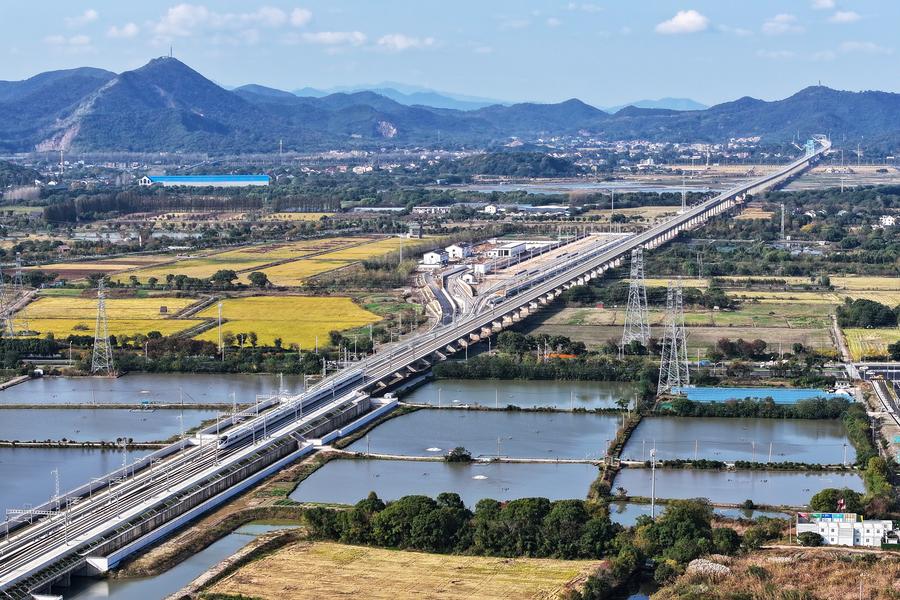 Photo aérienne prise le 23 novembre 2024 par un drone à Huzhou, dans la province chinoise du Zhejiang (est), montrant le train à grande vitesse No. G55505 circulant sur une nouvelle ligne ferroviaire à grande vitesse reliant la municipalité de Shanghai aux provinces du Jiangsu et du Zhejiang, dans l'est de la Chine. (Photo : He Weiwei)