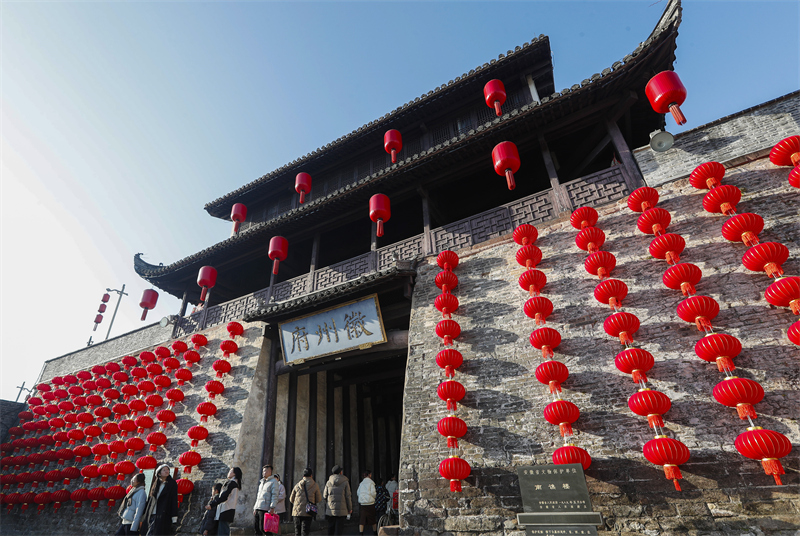 Anhui : les lanternes rouges embellissent la vieille ville de Huizhou